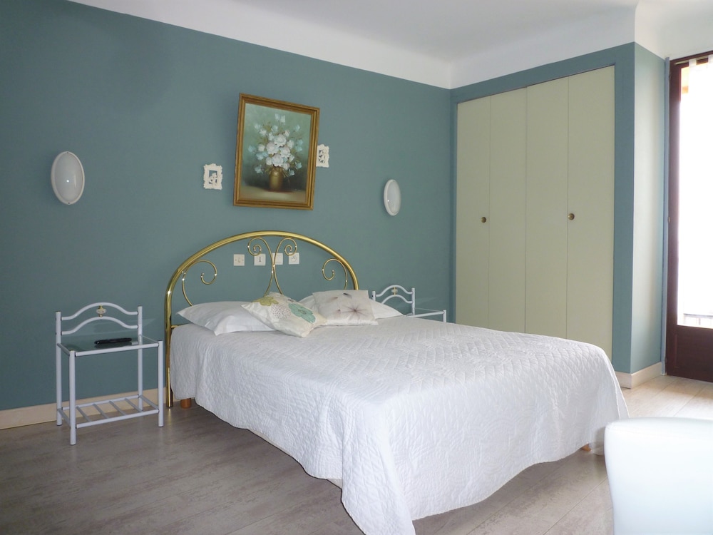 Double or Twin Room, Ensuite - Photo 4