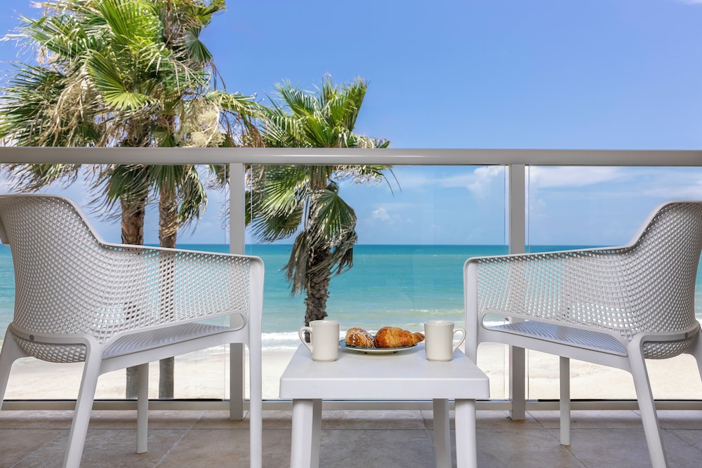 Room, 1 King Bed, Oceanfront - Photo 4