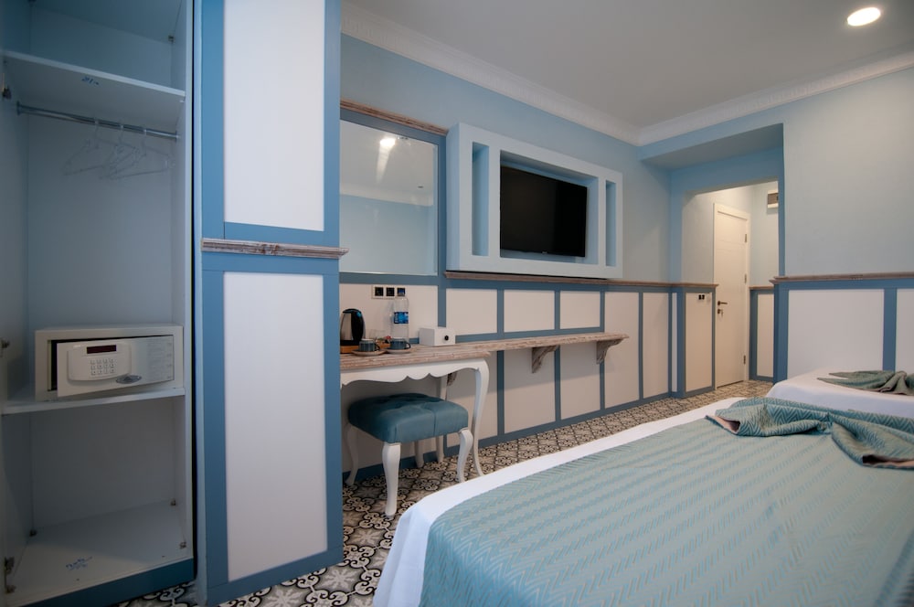 Economy Triple Room photo 2