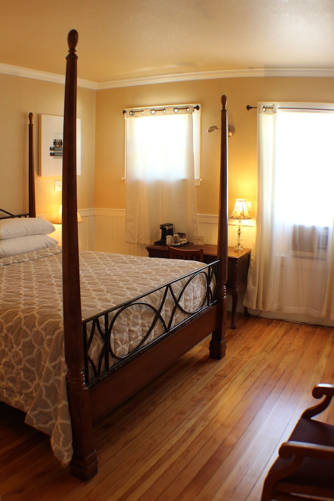 Deluxe Room, 1 King Bed, Non Smoking photo 3