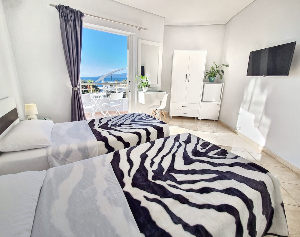 Standard Double or Twin Room, Balcony, Partial Sea View photo 2