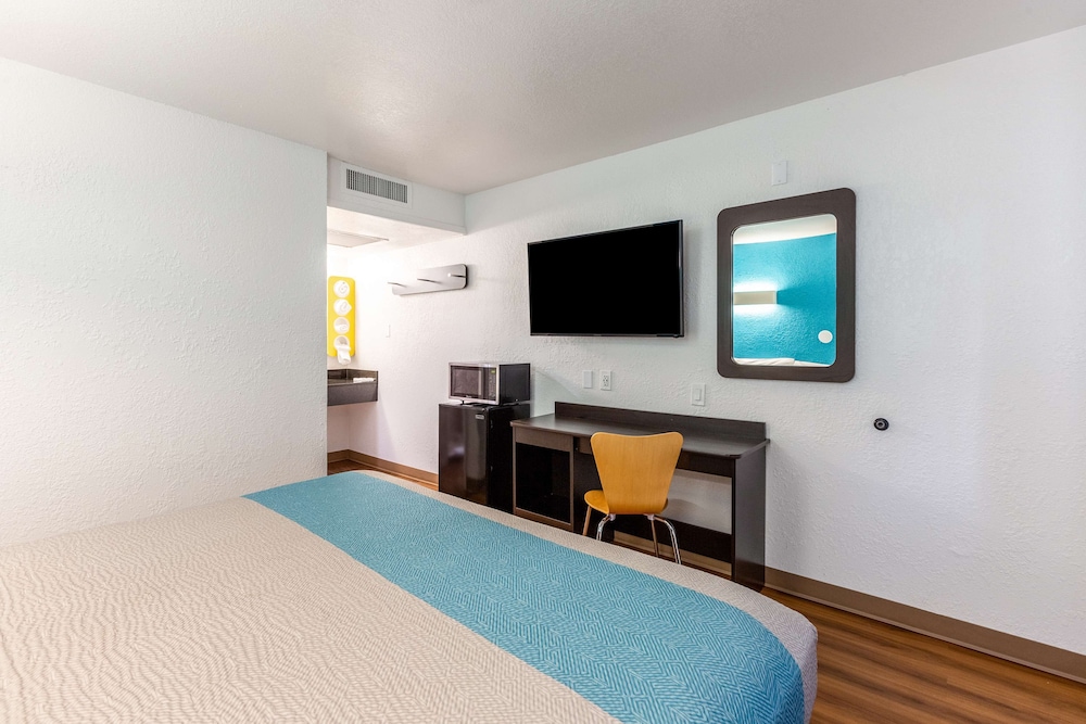 Deluxe Room, 1 King Bed, Non Smoking, Refrigerator & Microwave photo 2