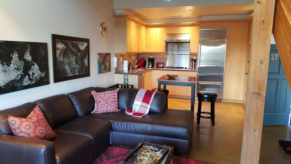 Executive Loft, 1 King Bed, Kitchen, City View photo 1