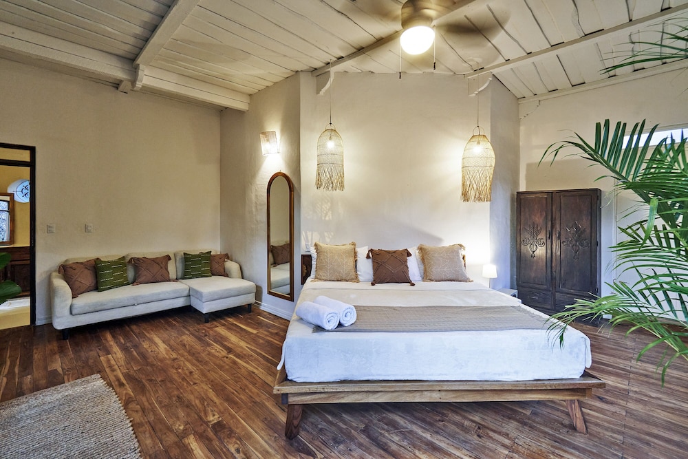 Premium Studio Suite, 1 King Bed with Sofa bed, Non Smoking, Ocean View photo 3