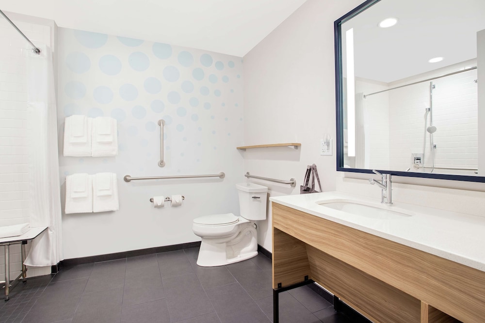 Room, 2 Queen Beds, Accessible, Bathtub - Photo 4