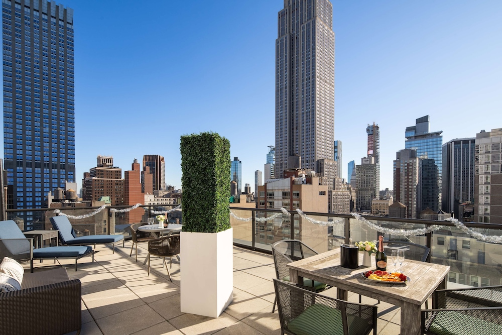 Room, 1 King Bed (Empire Skyview with Terrace)