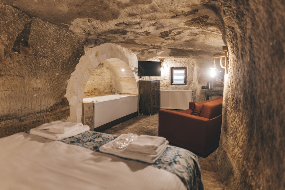 Cave Jacuzzi Deluxe room-4