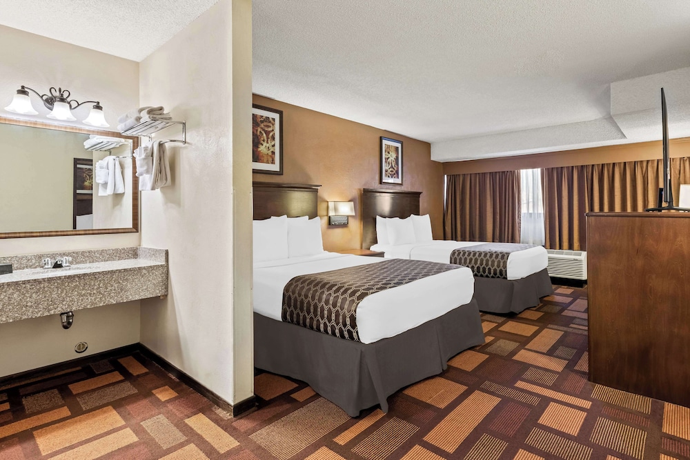 Deluxe Studio Suite, 2 Queen Beds, Non Smoking, Refrigerator & Microwave (with Sofabed) - Photo 4