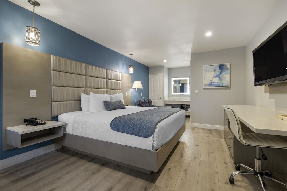 Standard Room, Multiple Beds, Non Smoking, Refrigerator photo 3