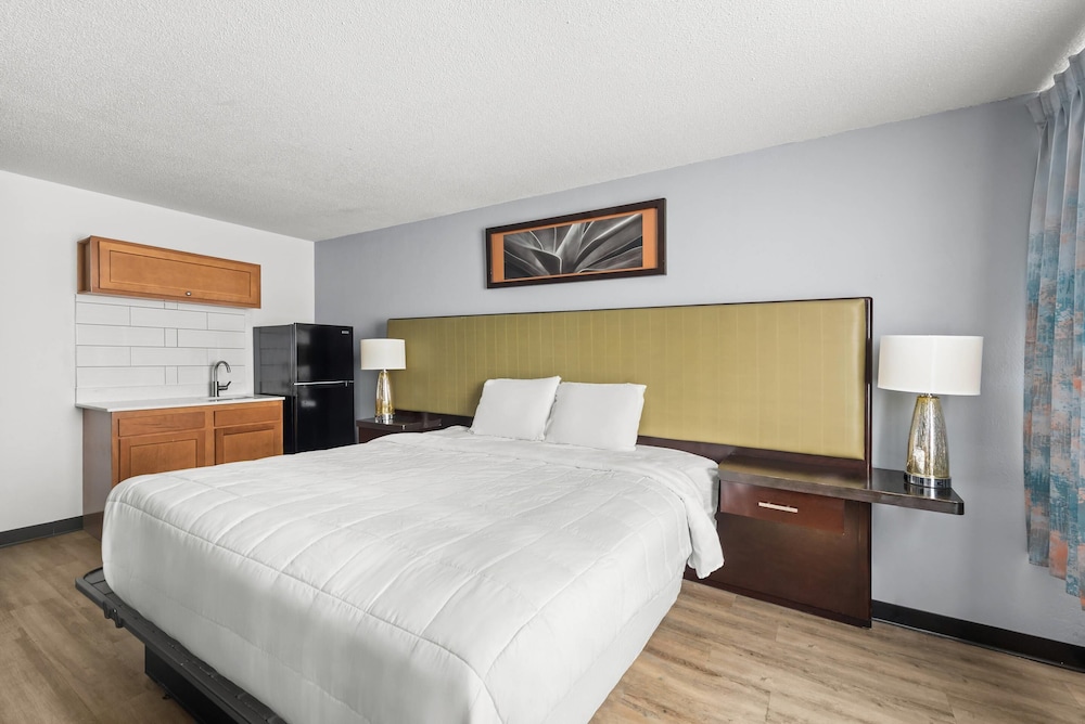Standard Room, 1 King Bed, Non Smoking - Photo 3
