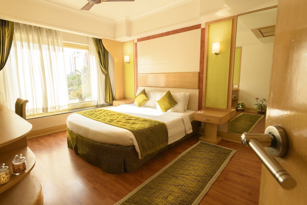 Suite with Separate Living Area and Bathtub photo 1