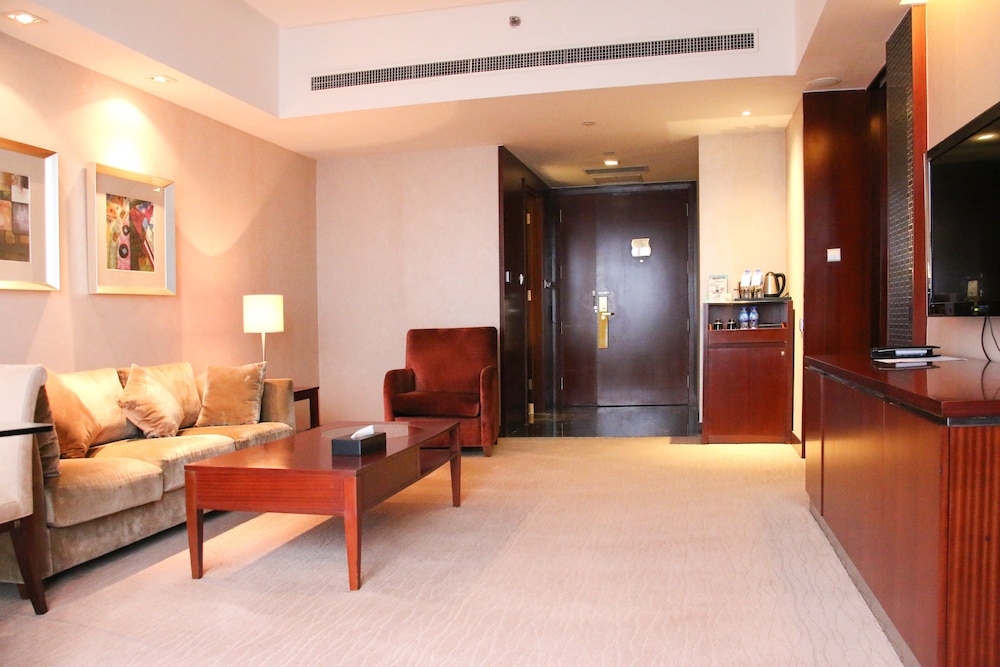 Suite, 1 Bedroom - Photo 1