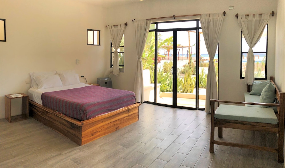 Deluxe Double Room, 1 Queen Bed, Sea View (Room 5) (No Air conditioning) photo 1