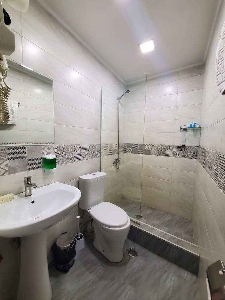 Basic Double or Twin Room - Photo 8