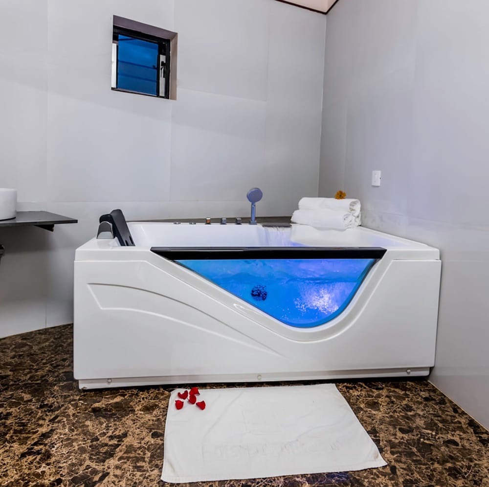 Suite (Suite with Spa Bath) photo 1
