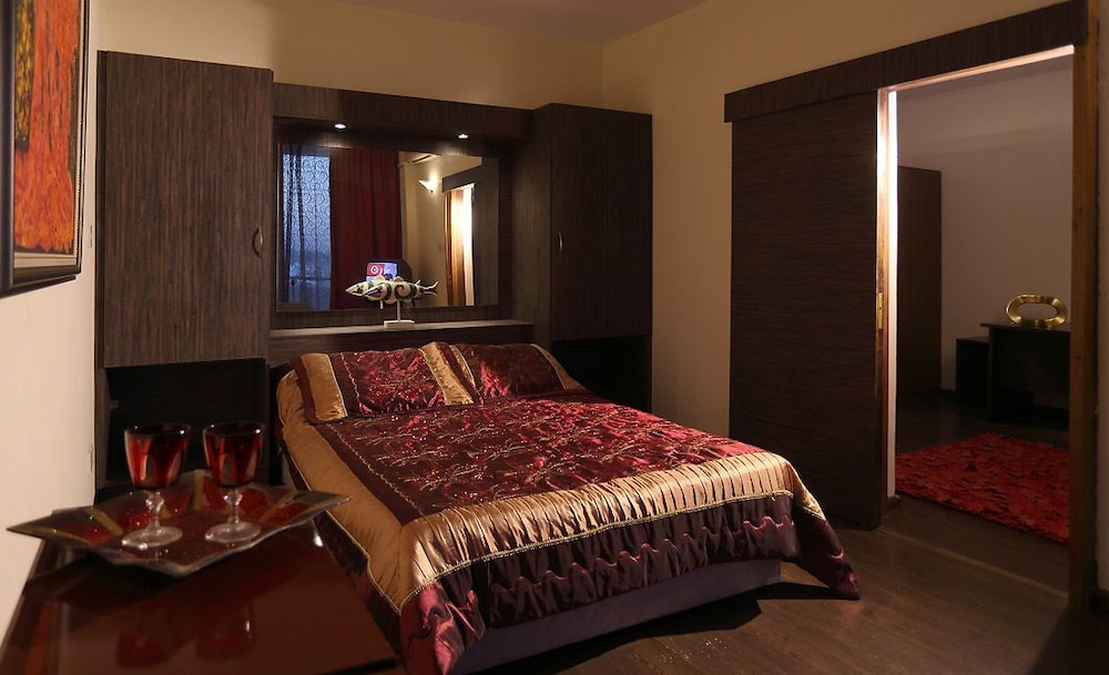 Suite, Balcony, Pool View