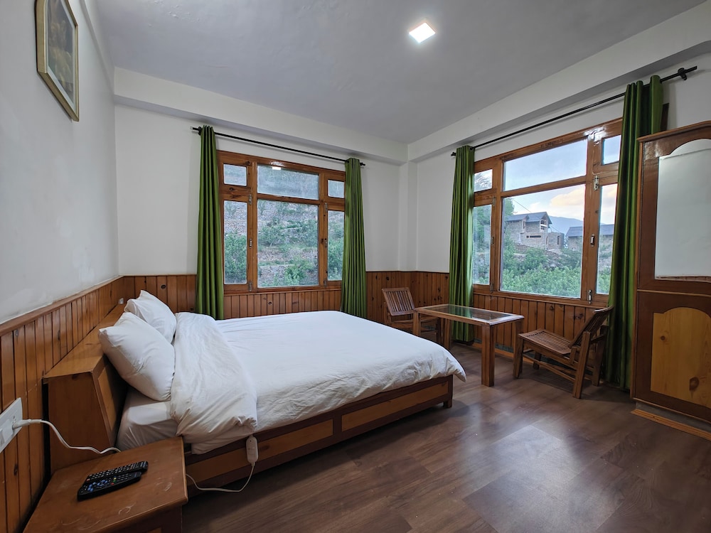 Family Room, Balcony, Valley View