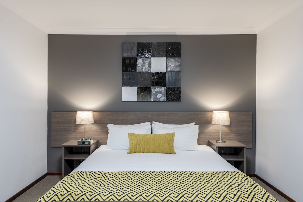 Suite, 1 King Bed, Non Smoking (Dining Table) photo 2