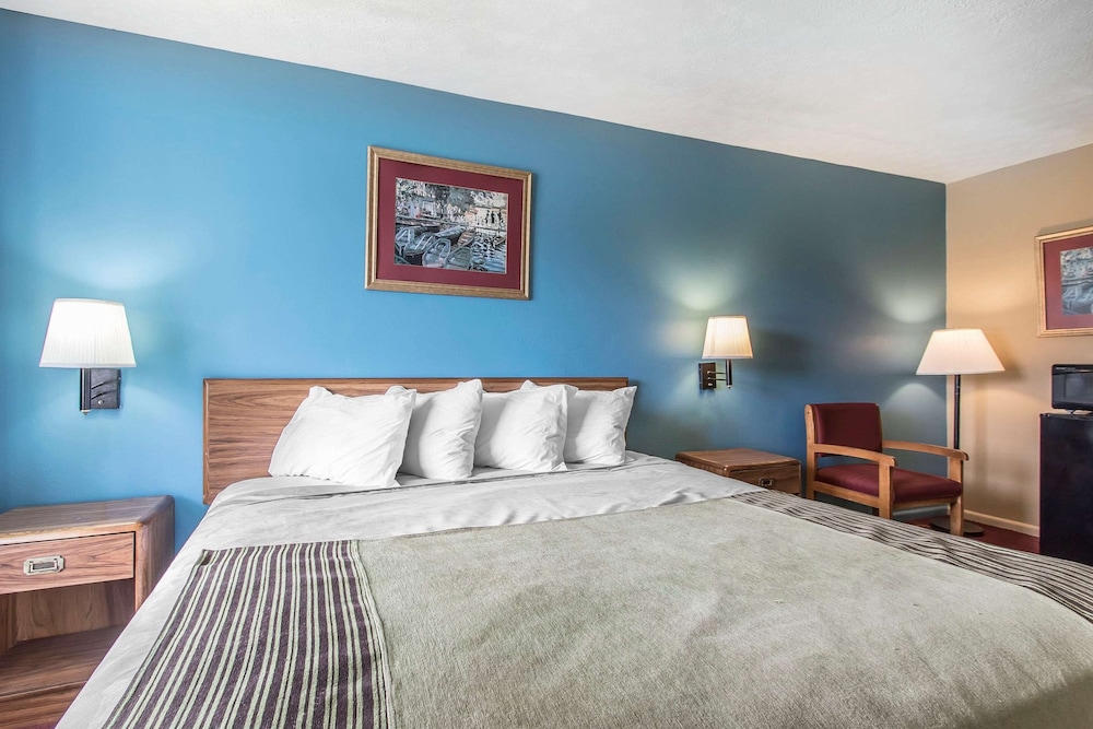 Standard Room, 1 King Bed, Non Smoking - Photo 5