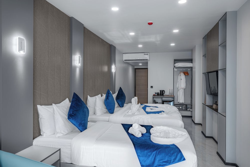Deluxe Triple Room, Balcony, Sea View photo 2