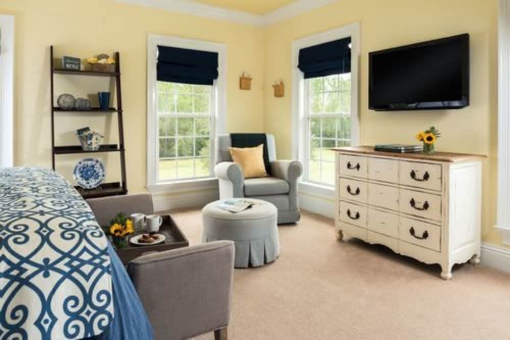 Luxury Room, 1 King Bed, Pool View