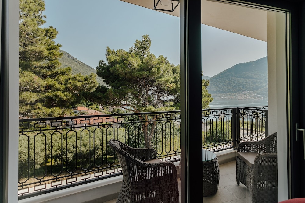Junior Suite, Balcony, Partial Sea View - Photo 2