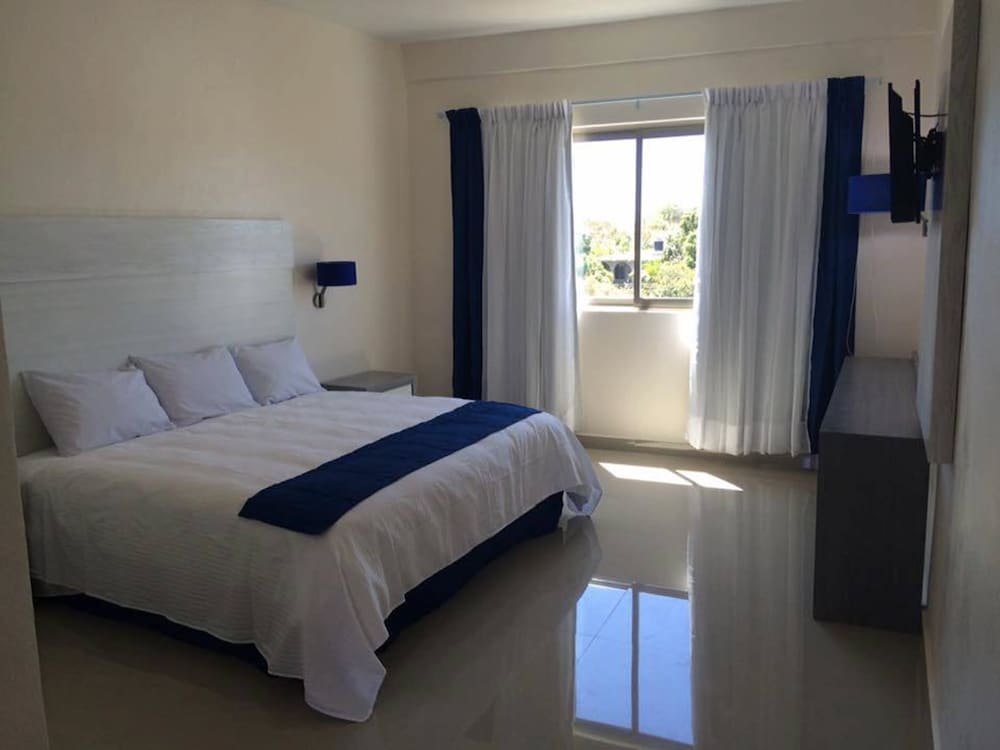 Deluxe Room, 1 King Bed photo 3
