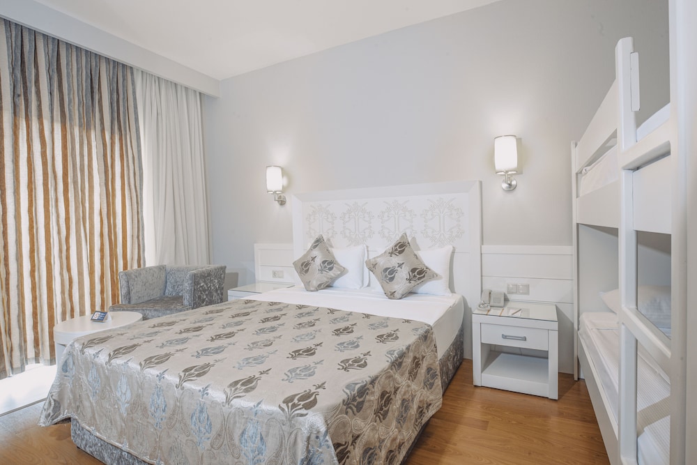 Standard Shared Dormitory, Mixed Dorm, Sea View (with Bunk Bed) photo 1