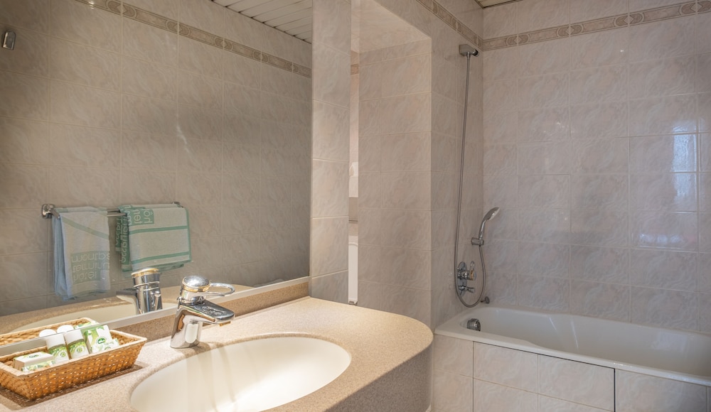 Club Room, Bathtub photo 2