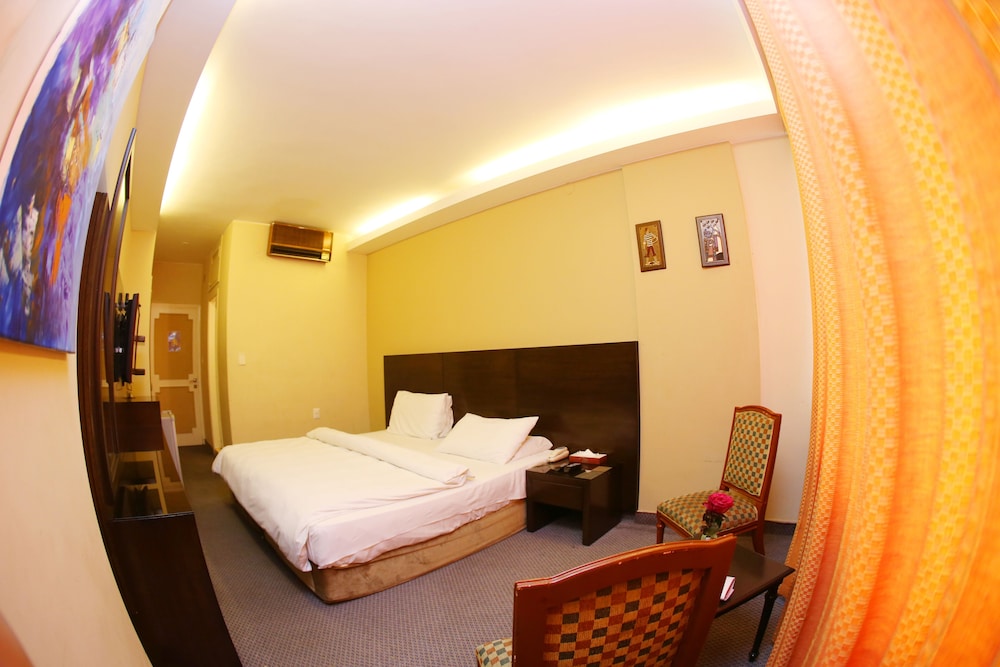 Standard Room, 1 Queen Bed photo 2