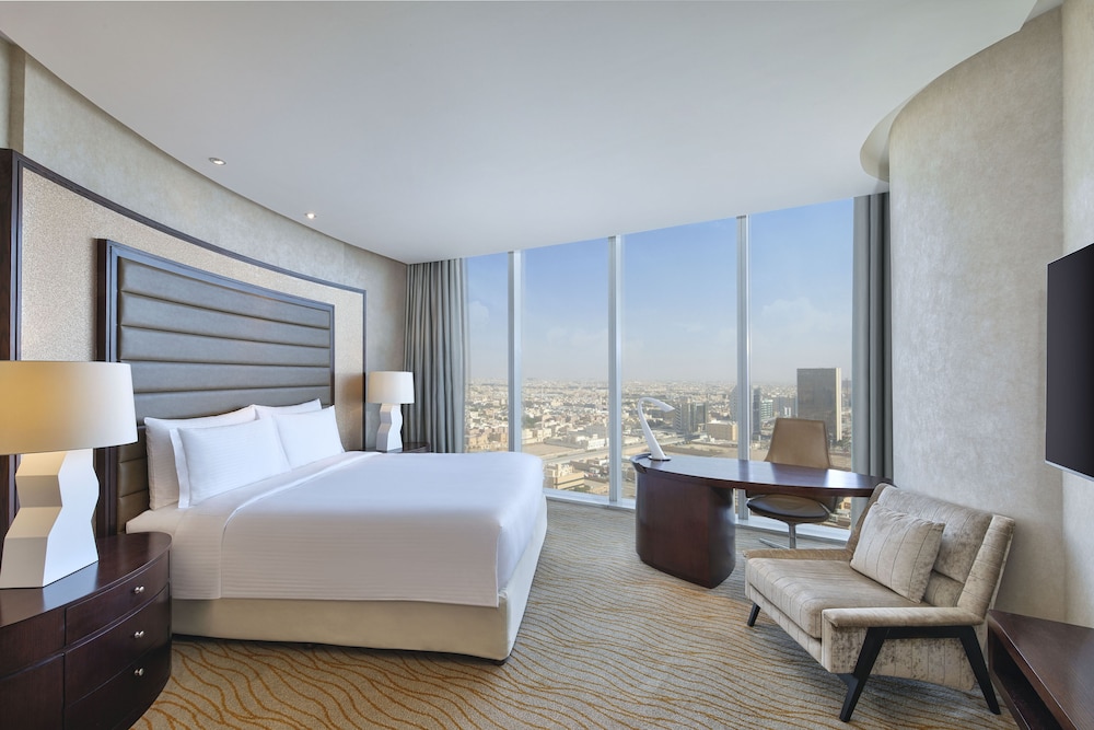 Junior Suite, 1 King Bed, City View - Photo 3