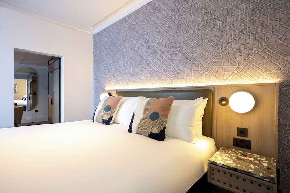 Newly Refurbished Suite - Photo 4