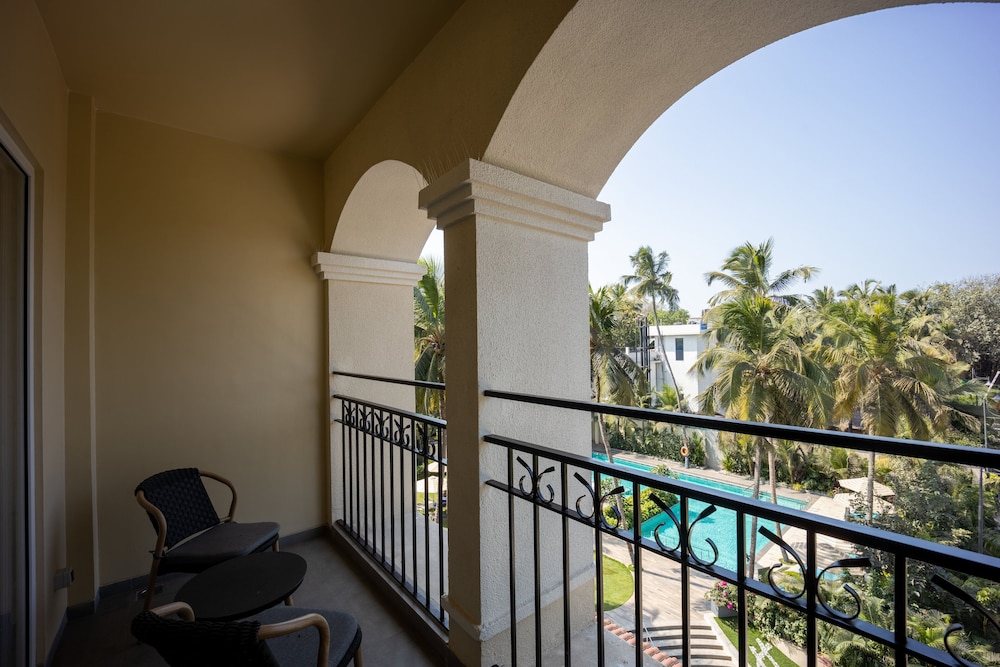 Standard Room, 1 King Bed, Balcony, Pool View - Photo 5