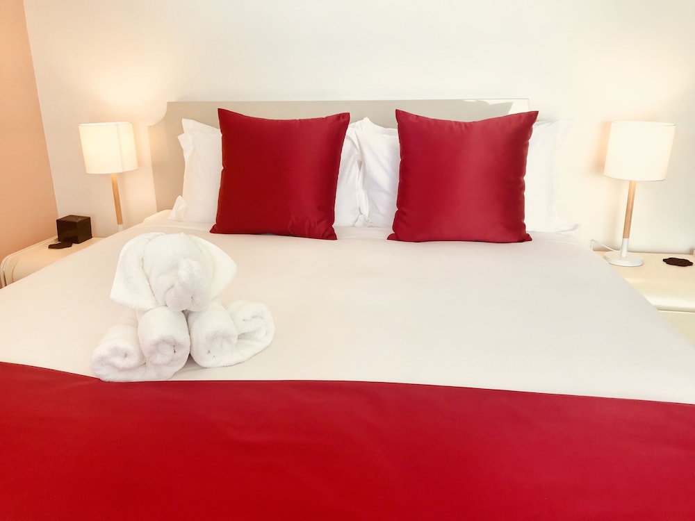 Luxury Studio, City View (King Bed)