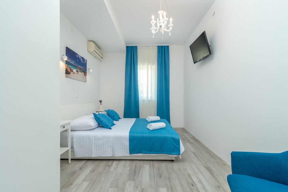 Deluxe Double Room (Rooms 4, 5, First Floor)