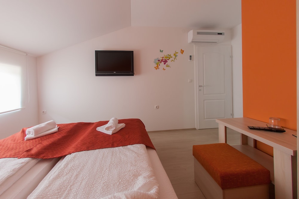 Classic Double Room (Orange) photo 2