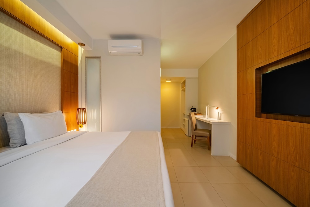 Deluxe Room, 1 King Bed photo 1