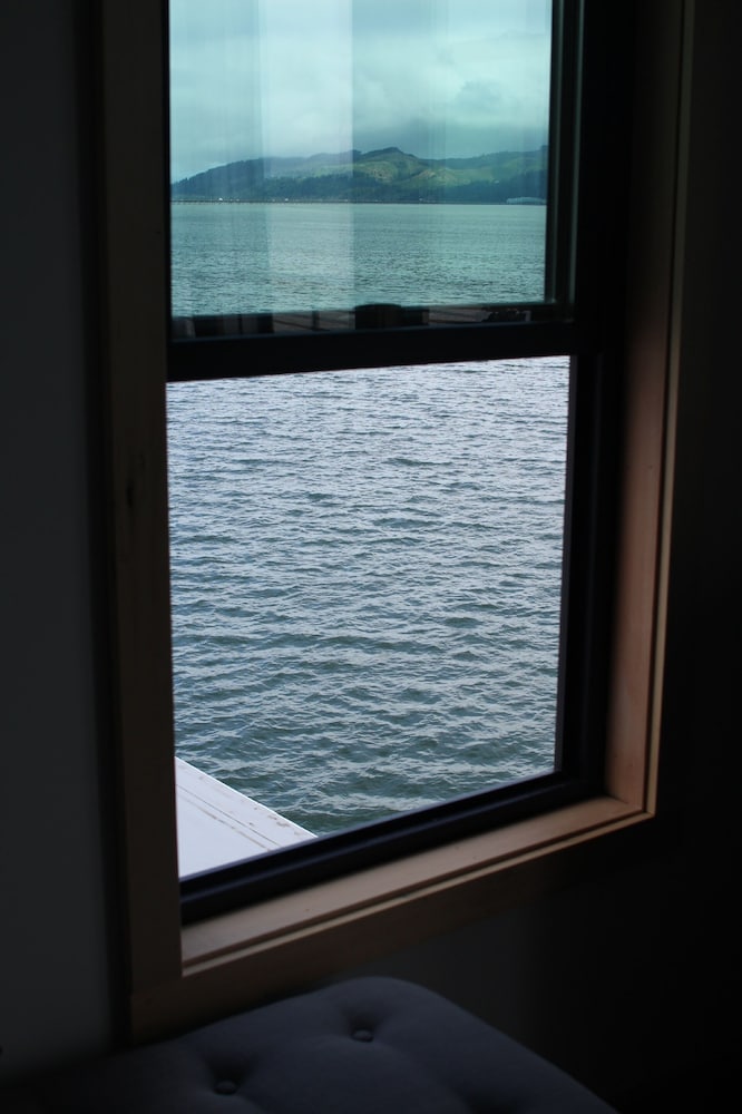 Luxe River View King 2nd Floor (No Pets) - Photo 19
