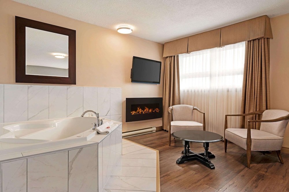 Deluxe Suite, 1 King Bed, Non Smoking, 2nd floor - Photo 2