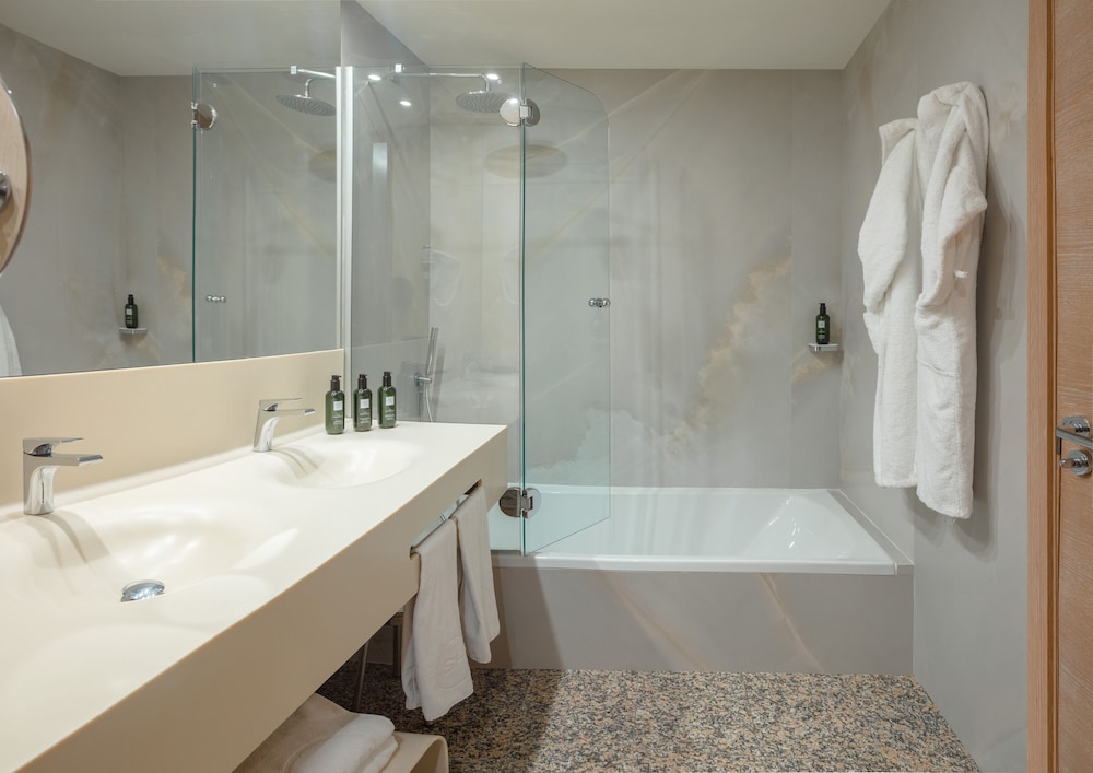 Superior Room (3 Adults) thumbnail 6