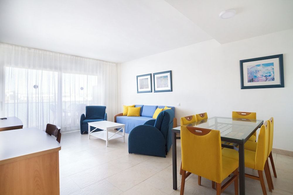 Apartment, 3 Bedrooms - Photo 1