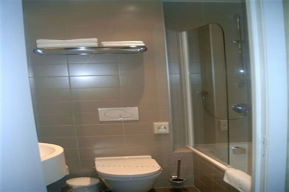 Standard Triple Room, Non Smoking - Photo 5