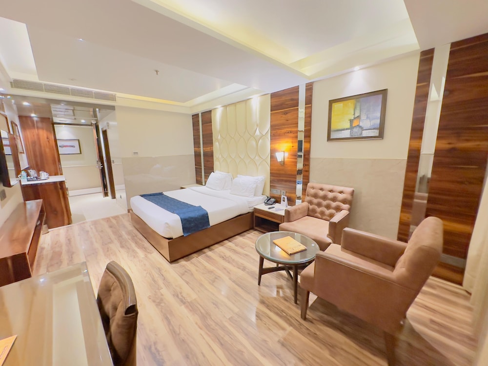 Premium Room, 1 King Bed photo 1