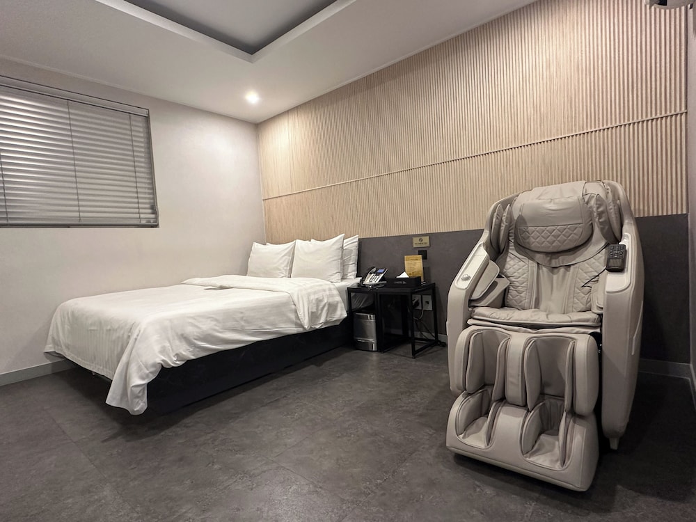 Business Double Room, 1 Double Bed, Non Smoking, Refrigerator - Photo 4