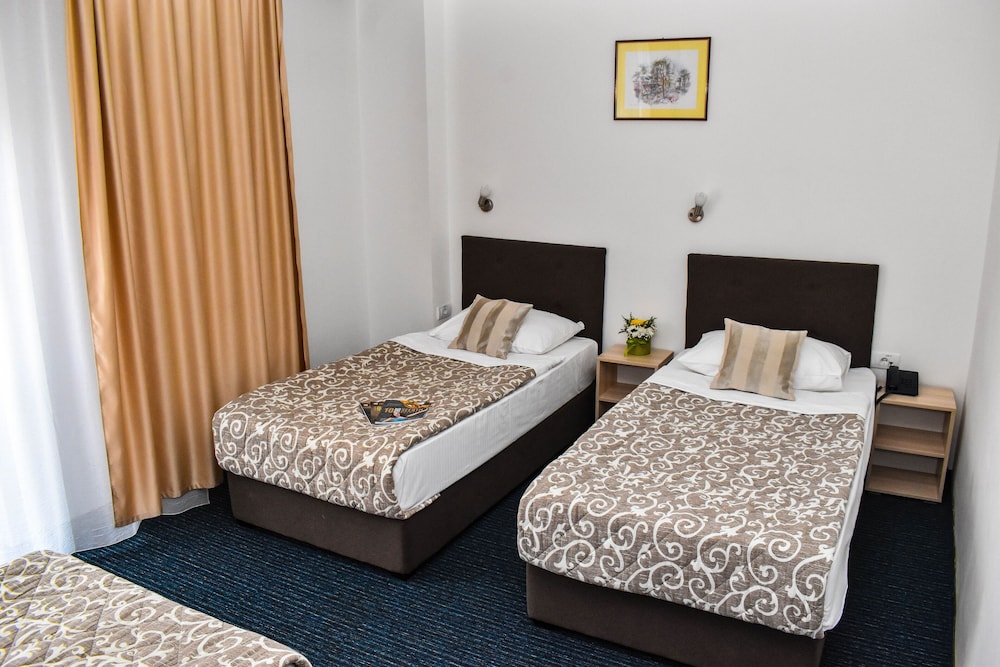 Standard Triple Room, 3 Twin Beds, Non Smoking photo 2