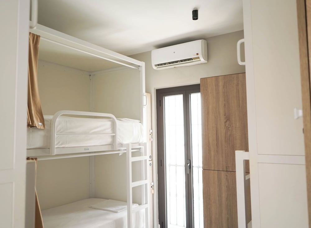 Shared Dormitory, Women only