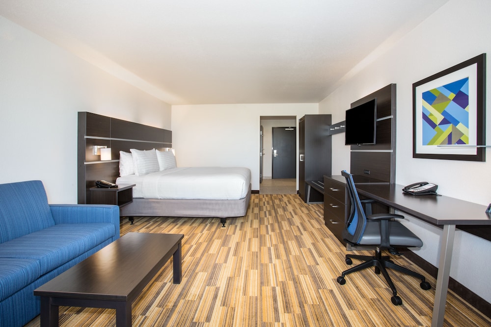 Suite, 1 King Bed with Sofa bed, Accessible, Non Smoking (Communications) photo 3