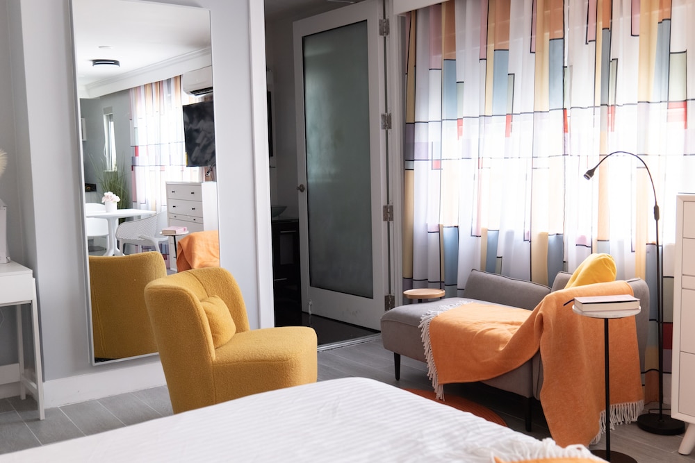 Fashion Suite, One King Bed thumbnail 5