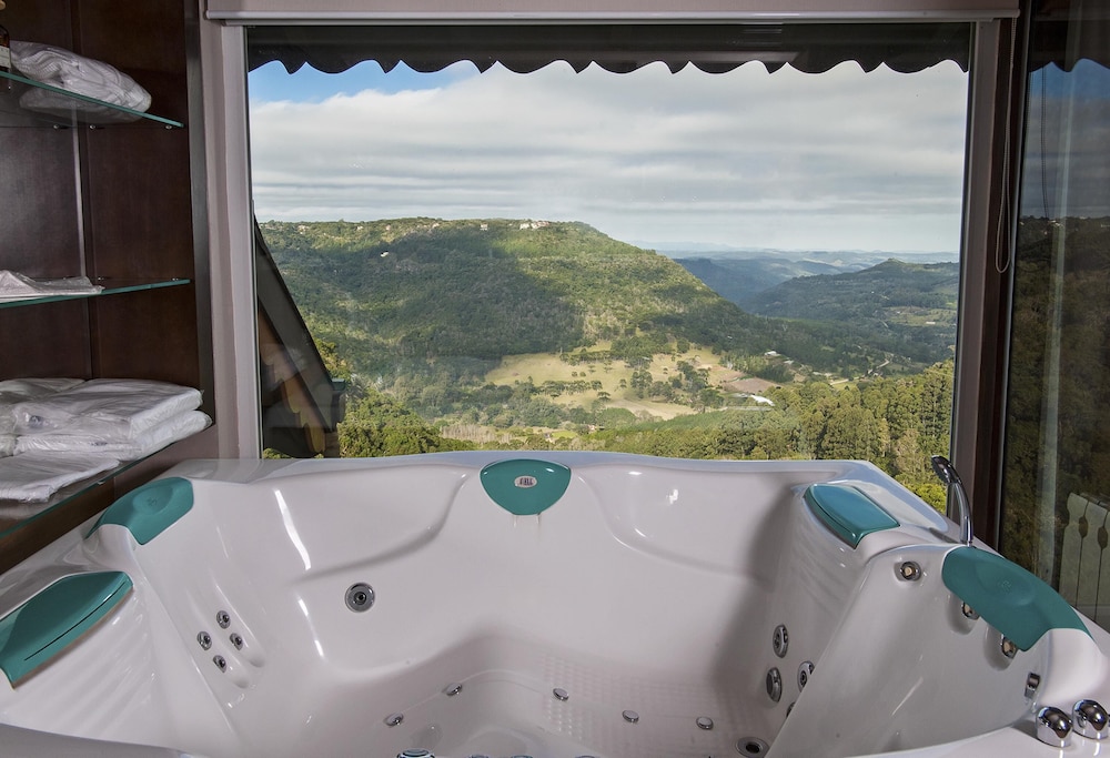 Superior Suite, Valley View