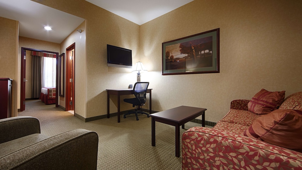Suite, 1 King Bed, Non Smoking, Refrigerator & Microwave photo 2